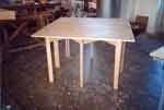 Table variation en finition dans l'atelier